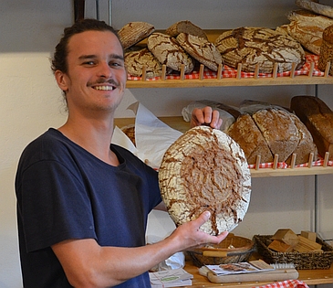 Julian mit Brot