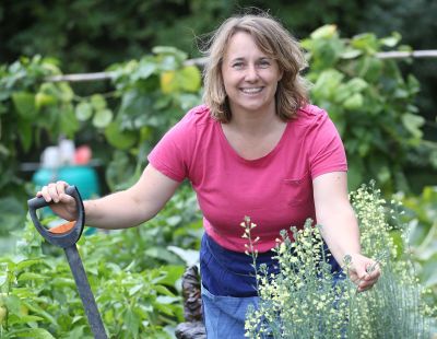 Sonja im Garten 400x310