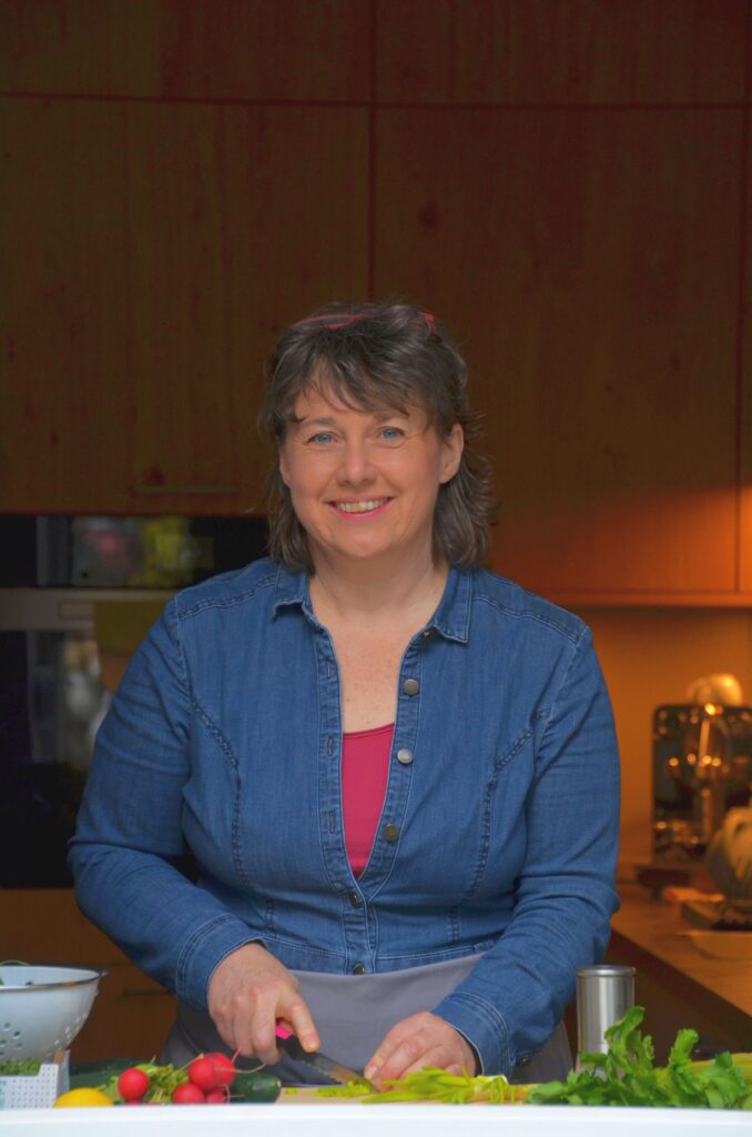Sonja beim Gemüse schneiden